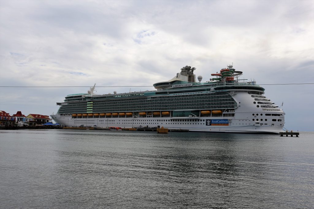 cruise ship in Roatan